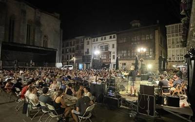 Kantu afarian eta 'Zeuk iñ zeuk jan' bazkarian, plaza batzuk gehiago