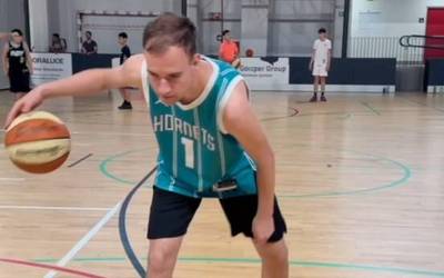 Bergara saskibaloiko jokalariak abilezia jokoan