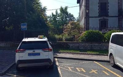 Baztanen taxi aparkalekuetan aparkatzeagatik isuna jarriko dute