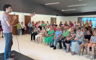 Karmele Igartua aretoa inauguratu dute Aretxabaletako komentuan