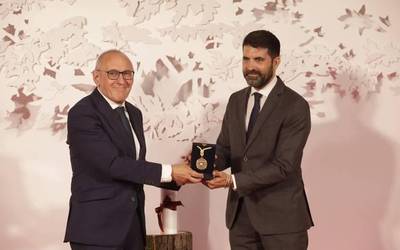Hilosteko omenaldia egin dio Arabako Foru Aldundiak Luis de Lezamari, Arabako Domina emanda