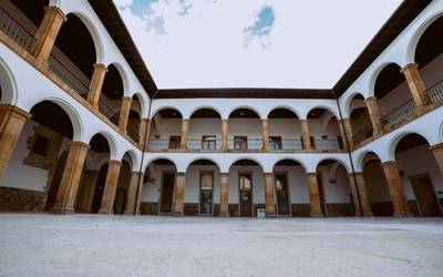 Eskoriatzako campuseko eraikin historikoa inauguratu dute