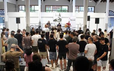 Harekin bizitako pasarteak gogoratuz eta musikarekin omendu dute Xakarro