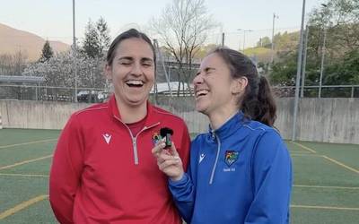 Tolosa CF taldeko neskak galdetegi azkarrean