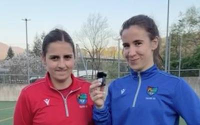 Tolosa CF taldeko neskak galdetegi azkarrean