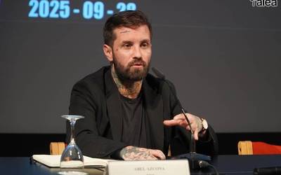 Abel Azkonak 'Monumentu Bat Familiari' obra aurkeztu du