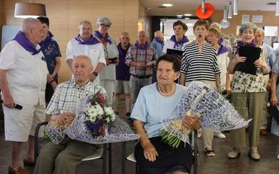 80 urtetik gorakoek omenaldia jaso dute Etxaluzen