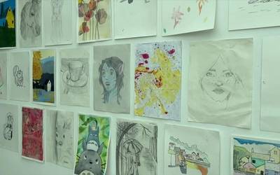 Oñatiko gaztetxoek egindako pinturak kultura etxean