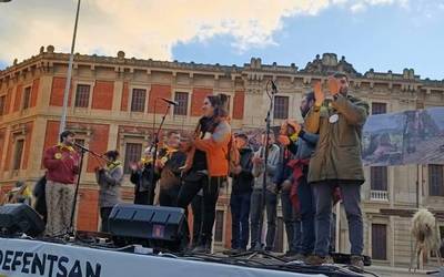Aroztegiko auzipetuek elkartasun keinuak hartu dituzte Iruñeko peñen partetik
