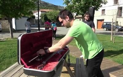 [BIDEOKLIPA] ‘Bizi ta kitto!’ bideoklip ofiziala sareratu du Trikidantz taldeak