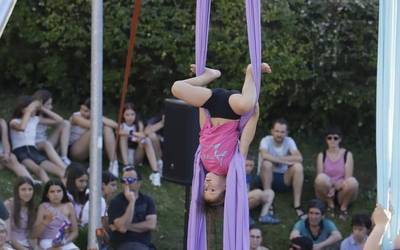 Aho zabalik utzi dituzte ikusleak Airean akrobazia taldeko gimnastek