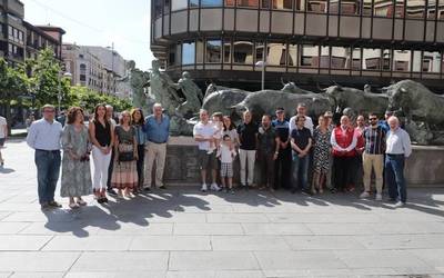 Ubertearraren izen-abizenak Iruñeko entzierroaren monumentuan