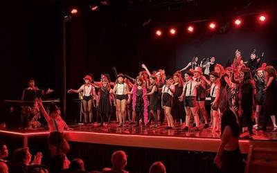 Papargorri abesbatzaren 'Life is a Cabaret' emanaldia, argazkitan