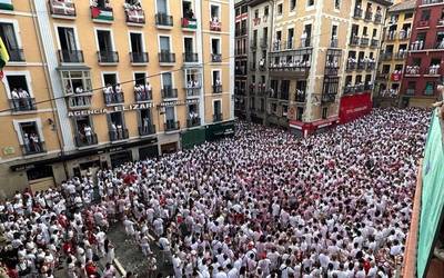 Iruñean dena prest eguerdiko 12:00etan 2025eko sanferminei hasiera emateko