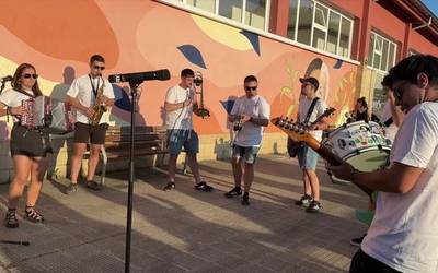 Xaukena elektrotxarangak dantzak jarri ditu elgetarrak