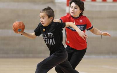 Fetxa berriaz dator Arrasate Eskubaloi taldearen udako kanpusa