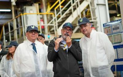 Ramiro Gonzalez Arabako Ahaldun Nagusiak eta Mikel Jauregi Eusko Jaurlaritzako Industriako sailburuak Laudioko Vidrala lantegia bisitatu dute