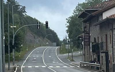 Arespalditzako semaforoa konpontzeko pieza baten zain daude