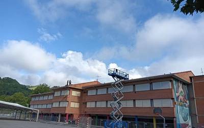 Eguzki-plakak instalatzen hasi dira San Martin Agirre ikastetxeko teilatuan