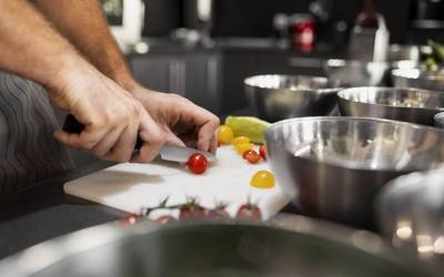 Leitzako Erleta eskolako sukaldean aritzeko sukaldaria behar dute