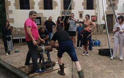 Herri kiroletan trebeak direla erakutsi dute Larrinoko San Kristobal jaietan