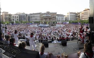 Sanferminetako eraso matxistak gaitzetsi dituzte kalean