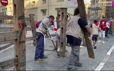Entzierroetako hesia kentzen hasi dira Aldaz zurgindegiko langileak