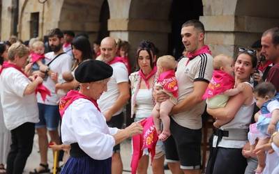 Hasteko, jaioberriei eta adinekoei omenaldiak