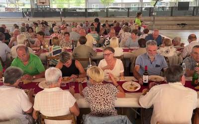 Alfonso Nieto eta Karmele Sansebastian omendu dituzte erretiratuen bazkarian