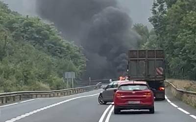 Azkarateko errepidea zabaldu dute, auto batek su hartu eta gero