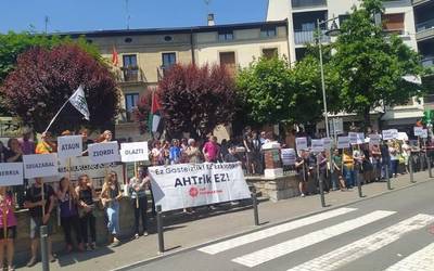 AHTko zundaketak "ez laguntzeko" deialdia egin dute