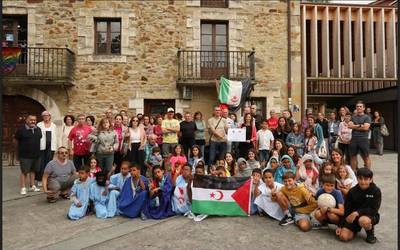 Saharako umeei ongi etorria emango die Larrabetzuk