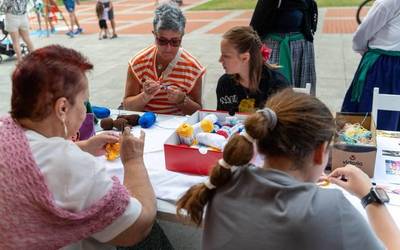 Belaunaldien arteko sareak ehundu dituzte Larrabasterran