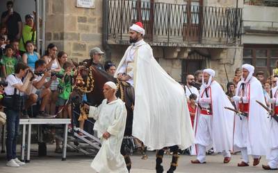 Ohiko osagaiekin dator Antzuolako jaietako zapatua