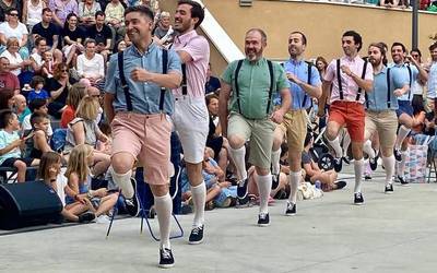 Tio Teronen Semeak dantza taldea, ostiralean Arrasaten eta domekan, Aretxabaletan