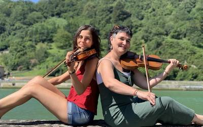 Alba Carretero eta Amaia Gutierrez: "Magia berezia sortzen du Urmugaren parajeetan jotzeak"