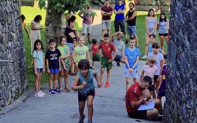 Aresoko haurrak gustura ibili dira kirola eginez eta jolasean