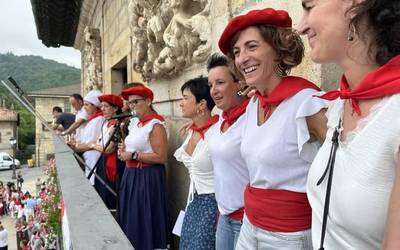 [ARGAZKI GALERIA] Danbor hotsez hasi dituzte santamañak Otxandion