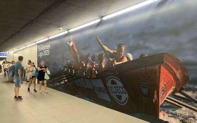 Saregileen argazki erraldoia jarri dute tren geltokian