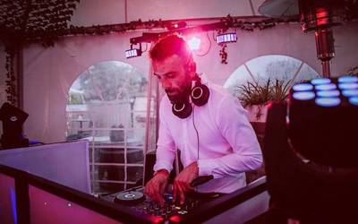 "DJ izateko uneak interpretatzen jakin behar duzu, jendea gozaraziko duen musika hautatzeko eta pertsona baten iPod pertsonala ez bihurtzeko"