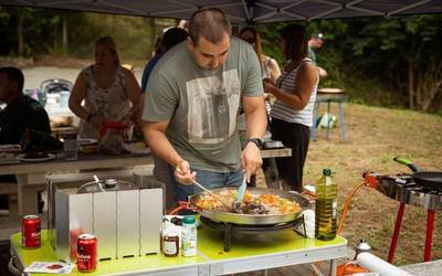 Paella lehiaketa eta motor-klasikoen erakusketa Larrinbeko jaietan