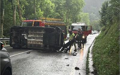 Auto bat irauli da Elorregi eta Oñati arteko errepidean