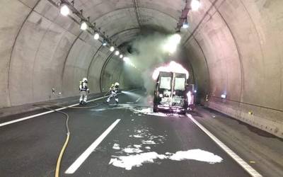 Auto batek su hartu du Isuskitzako tunelean