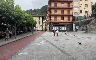 Plaza Zaharrean futbolean jokatzeari buruzko kexua