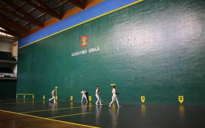Pilota eta bertsoa uztartuta, ibilbide berria hasi du Gureak