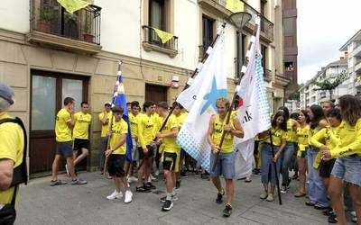 Oraingoan, lau bandera astintze