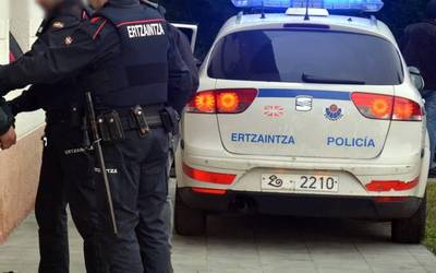 Gizon bat atxilotu dute bizikletan zihoan erromes bat harrapatu, ihes egin eta autoari su emateagatik