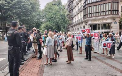 Ertzaintzak Subflubiala EZ plataformaren protesta eragotzi du eta sei pertsona identifikatu ditu