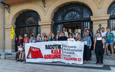Larrañazubi inguruan kaleratutako migratzaile gazteen egoera salatu dute hainbat herritarrek