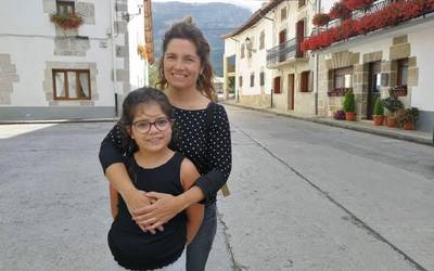 "Festen nahaste-borrastearen erdian parentesi bat da"